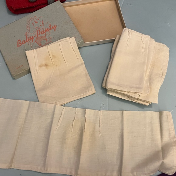 Cloth pieces in Vintage Box - Picture 2 of 2